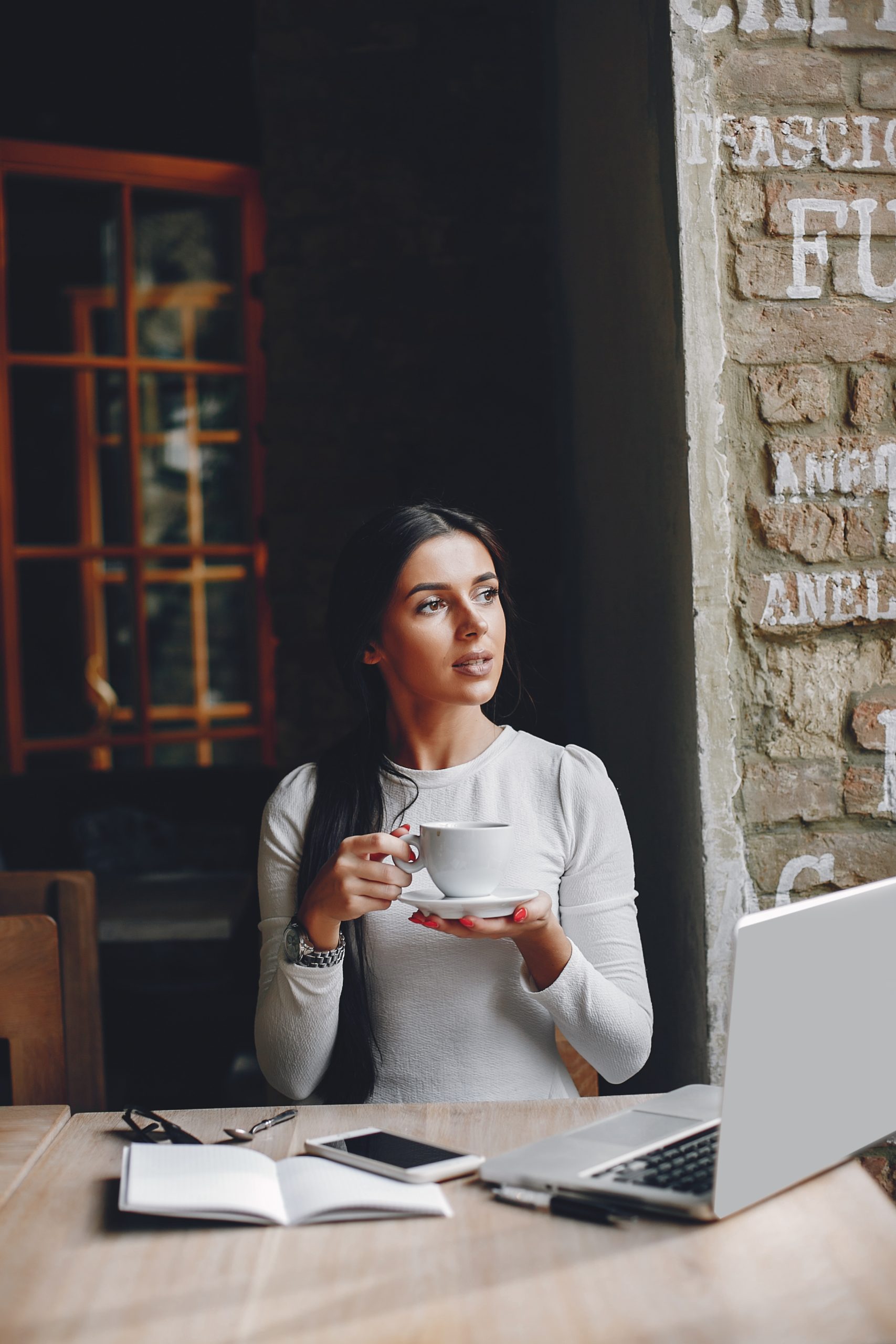 Employé prenant une pause café pour souffler et retrouver de l'énergie mentale