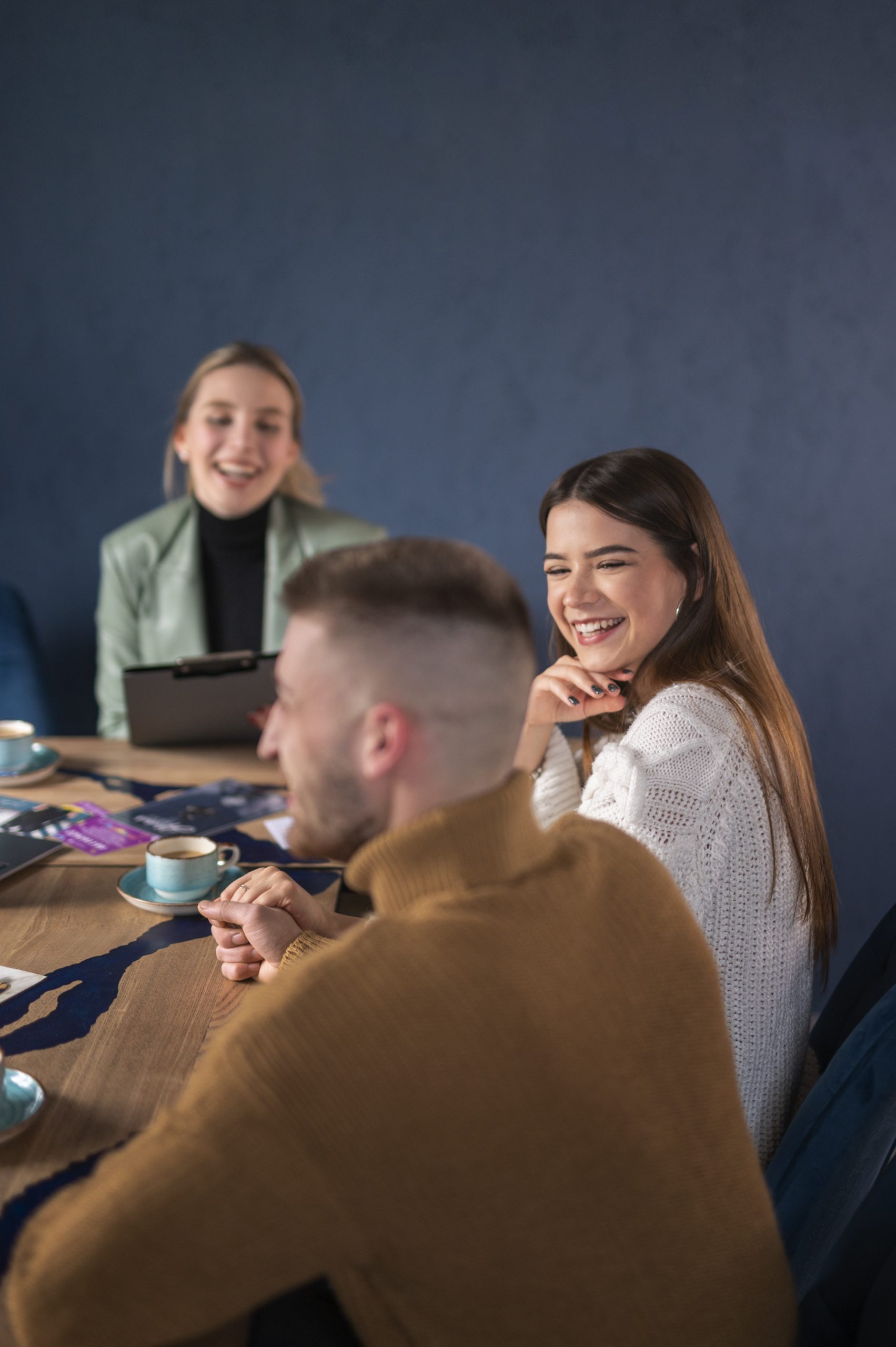Réunion d'équipe collaborative autour d'une table, symbolisant la communication bienveillante